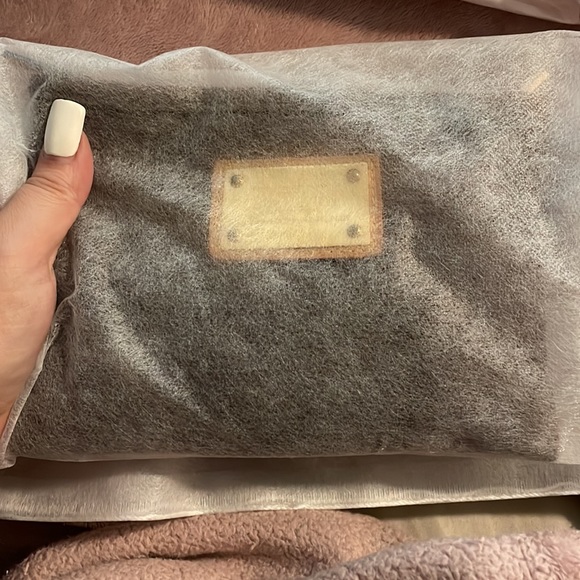 Louis Vuitton Antigua pouch - Picture 13 of 13